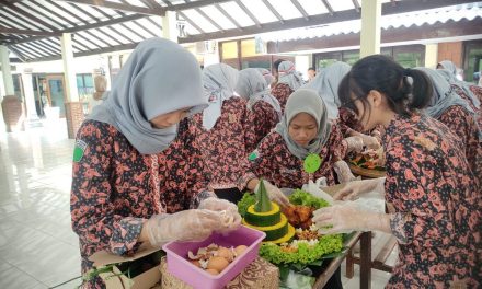 Lomba Kreasi Tumpeng Warnai Perayaan Hari Jadi SMA Negeri 1 Mojosari