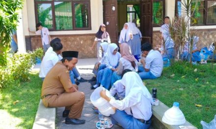 “Genggam Tanah, Lepas Gawai” Sambut Hari Bebas Gawai Di Smansa Mozar