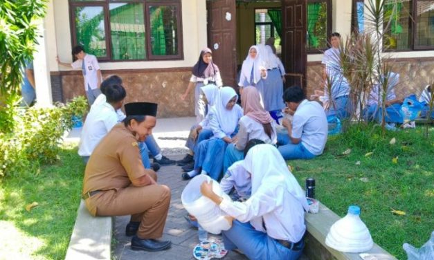 “Genggam Tanah, Lepas Gawai” Sambut Hari Bebas Gawai Di Smansa Mozar